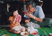 「ガブッ おいしいか？」
