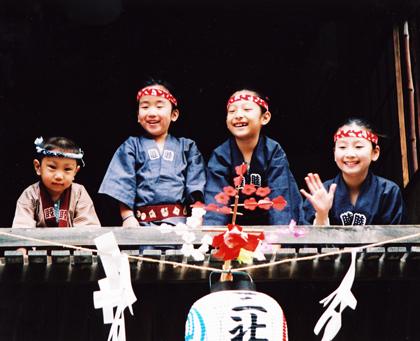 「祭りの子供達」
