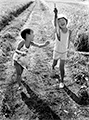 「川遊びの帰り」